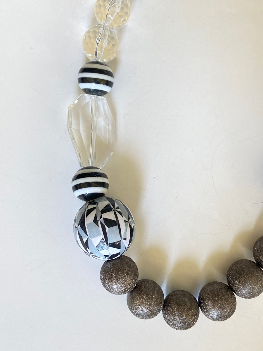 Abstract Queen Mum Choker Necklace