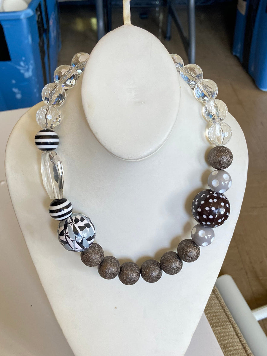 Abstract Queen Mum Choker Necklace