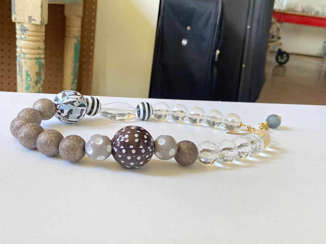 Abstract Queen Mum Choker Necklace