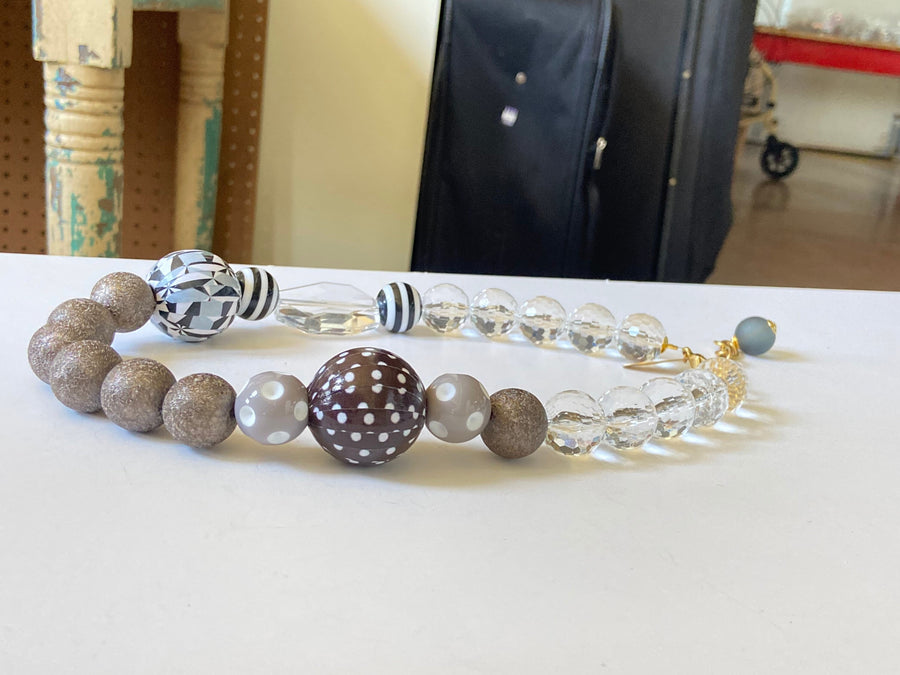 Abstract Queen Mum Choker Necklace