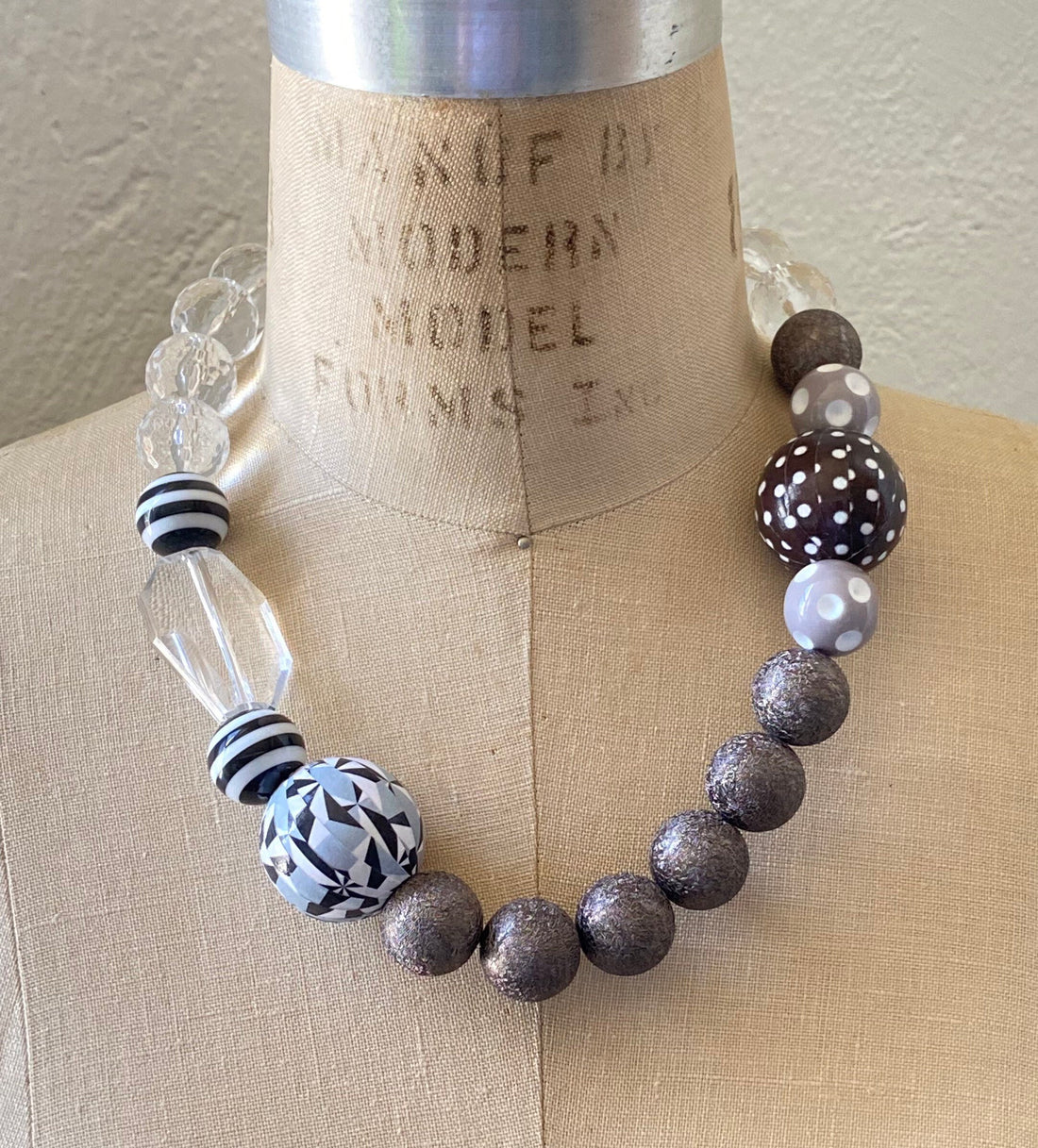 Abstract Queen Mum Choker Necklace