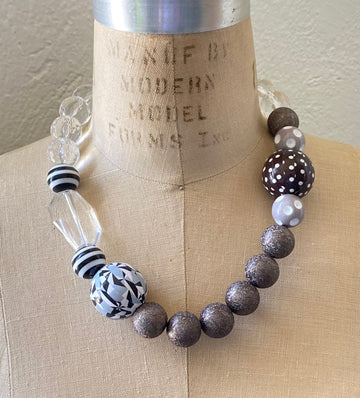 Abstract Queen Mum Choker Necklace