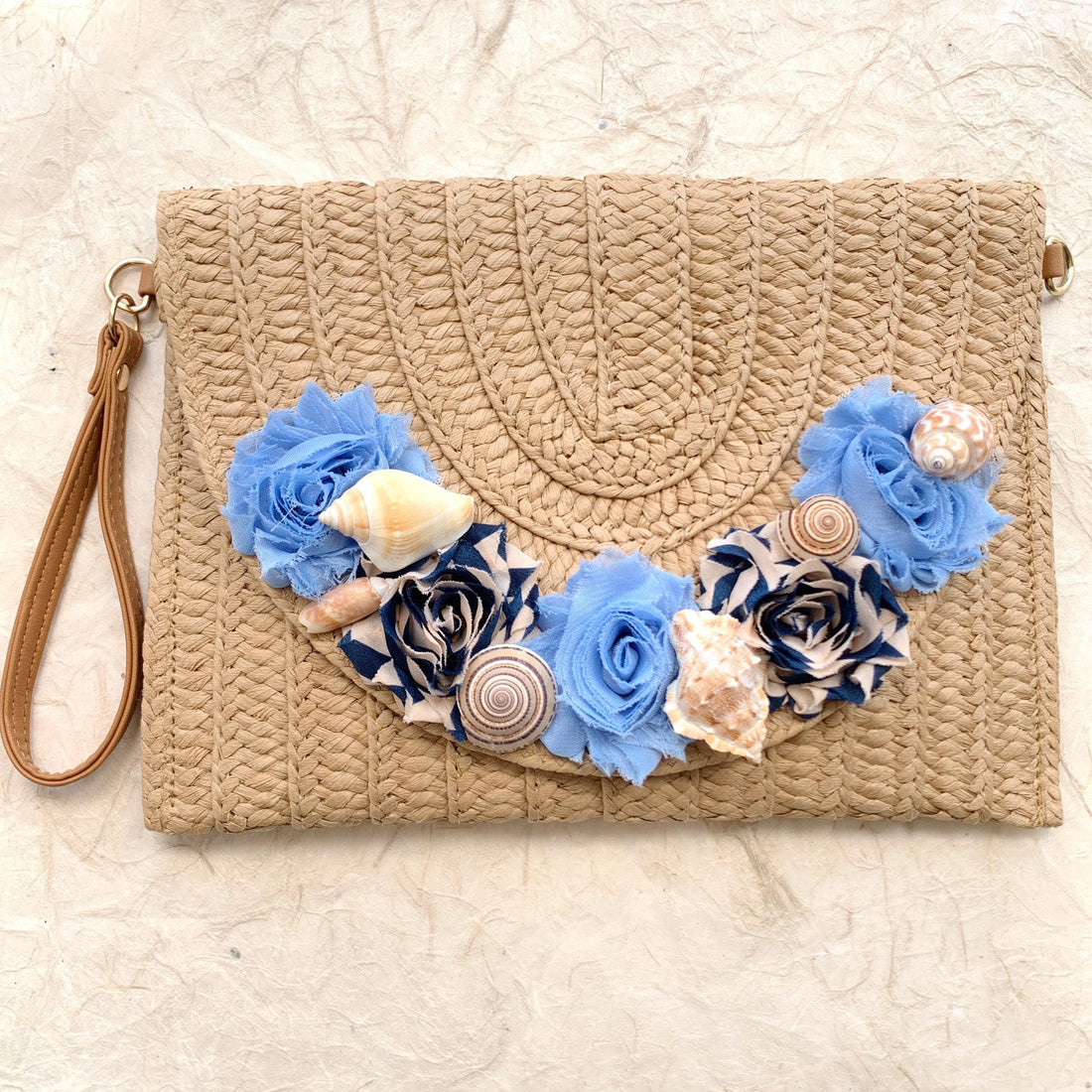 Straw woven clutch purse for women with removable strap. Embellished straw crossbody bag with seashells and fabric flower details. Cute straw clutch purses for women 2025.